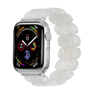Bracelet Apple Watch pour femme en résine blanche tachetée avec maillons ovales translucides.