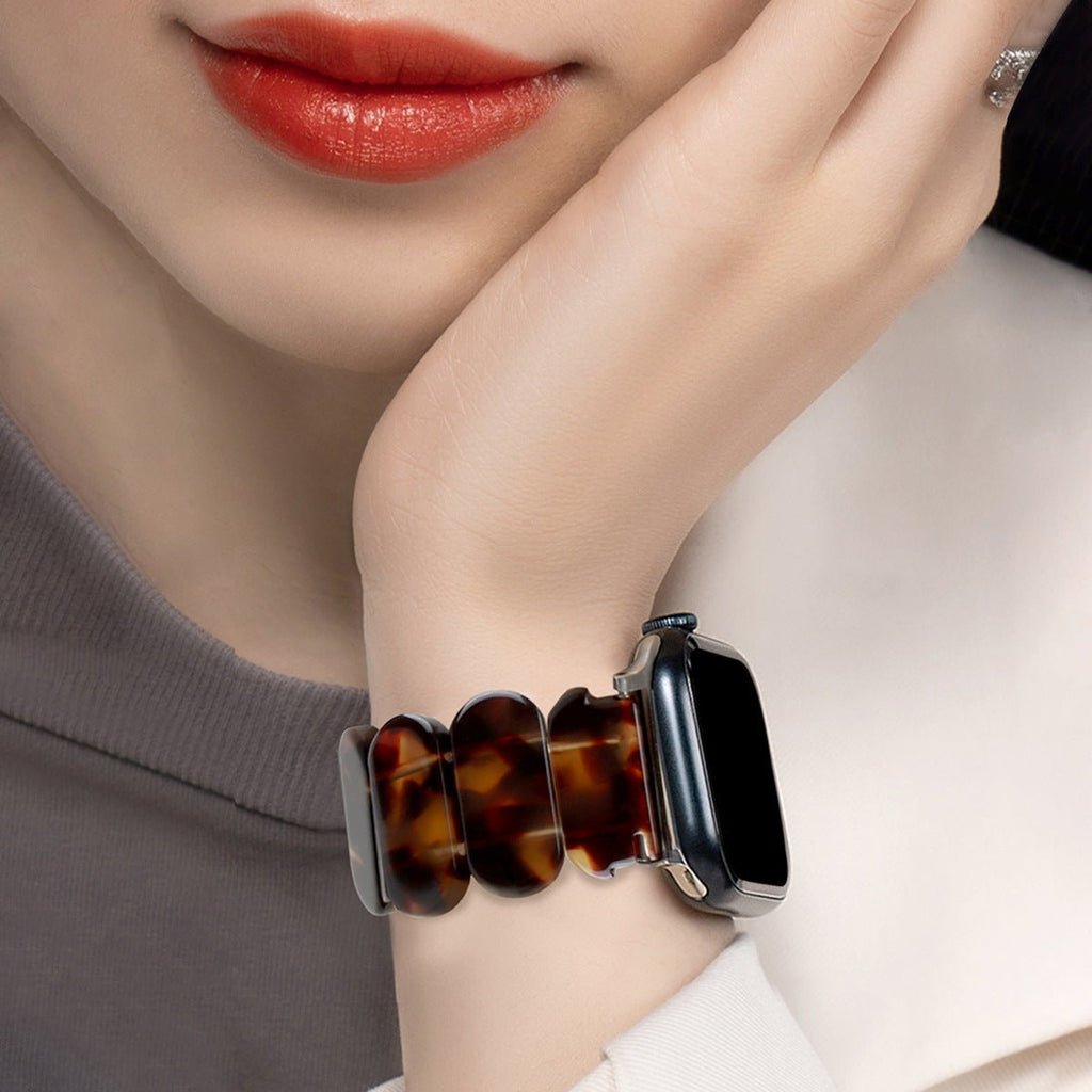 Bracelet Apple Watch en résine effet écaille marron foncé avec boucle argentée, style Ilya pour femme.