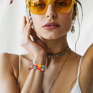 Bracelet Apple Watch en résine multicolore, style sauvage, porté sur poignet féminin.