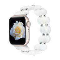 Bracelet Apple Watch femme en résine blanche translucide avec perles argentées style sauvage.