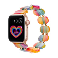 Bracelet Apple Watch femme en résine multicolore style sauvage avec maillons ovales translucides.