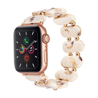 Bracelet Apple Watch en résine crème marbrée avec perles dorées, style sauvage, modèle Lokou.
