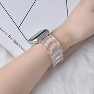 Bracelet Apple Watch en résine transparente avec maillons larges, style moderne et minimaliste.