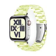 Bracelet Apple Watch en résine transparente jaune clair avec boucle argentée, style maillons larges.