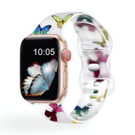 Bracelet en silicone blanc pour Apple Watch avec motifs colorés de papillons féminins.