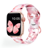Bracelet Apple Watch en silicone rose à motifs floraux pour femme, taille ajustable.