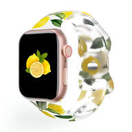 Bracelet Apple Watch en silicone transparent à motif citrons jaunes et feuilles vertes.