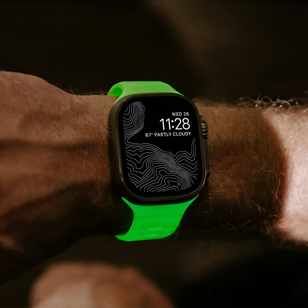 Bracelet Apple Watch en silicone vert phosphorescent pour homme modèle Kelan, ajusté sur poignet.