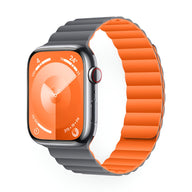 Bracelet Apple Watch en silicone noir mat à l'extérieur et orange vif côtelé à l'intérieur, modèle Bryn.