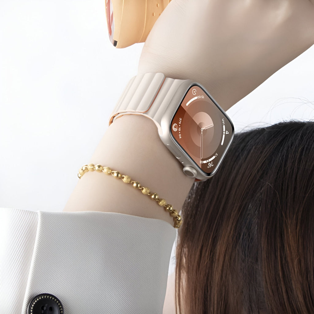 Bracelet Apple Watch en silicone beige clair, style sport, modèle Bryn, léger et flexible.