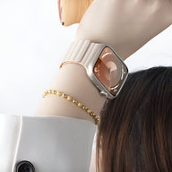 Bracelet Apple Watch en silicone beige clair, style sport, modèle Bryn, léger et flexible.