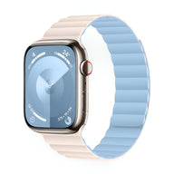 Bracelet Apple Watch en silicone beige extérieur et bleu clair intérieur, modèle sport Bryn, mixte.