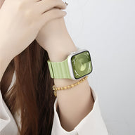 Bracelet Apple Watch en silicone vert menthe, style sport, porté au poignet avec montre carrée argentée.