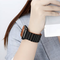 Bracelet Apple Watch en silicone noir et orange, modèle Bryn, porté au poignet, style sportif et mixte.