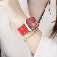 Bracelet Apple Watch en silicone rouge vif avec boucle argentée porté au poignet, style sport et moderne.