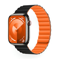 Bracelet Apple Watch en silicone noir extérieur et orange intérieur, style sport, mixte, modèle Bryn.