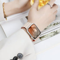 Bracelet Apple Watch silicone beige et orange taille 38-42 mm porté au poignet.