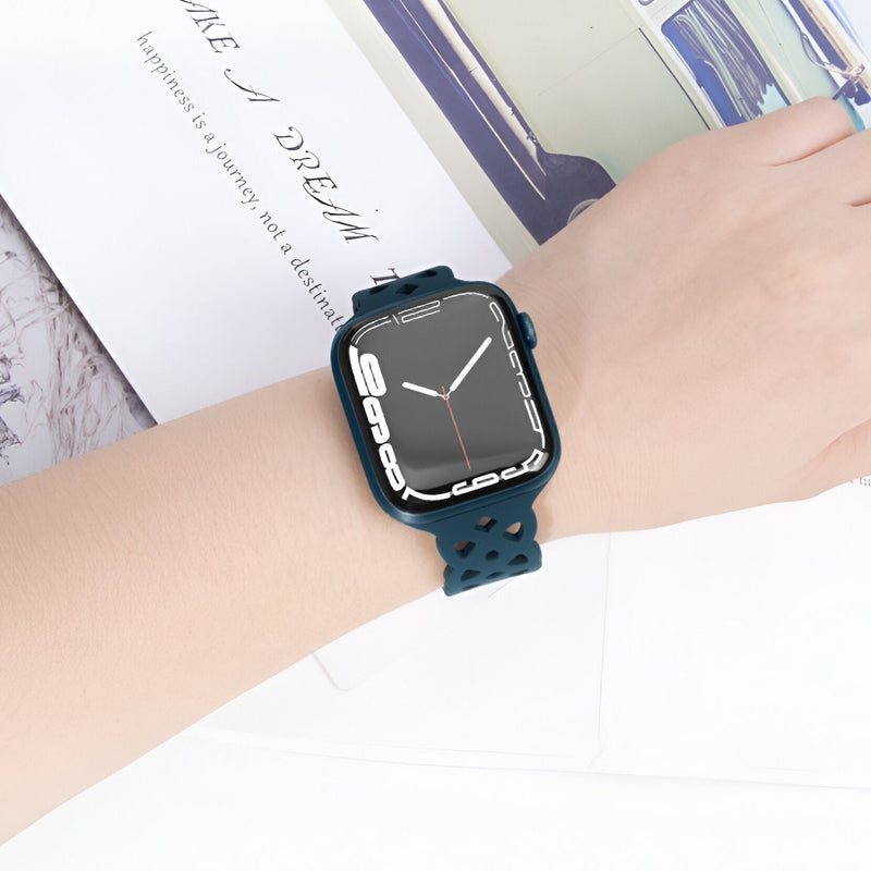 Bracelet Apple Watch silicone bleu marine perforé modèle Astra, taille moyenne, ajusté au poignet féminin.