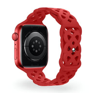 Bracelet Apple Watch rouge en silicone avec design ajouré entrelacé, modèle Astra.