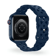 Bracelet Apple Watch en silicone bleu marine avec design ajouré entrelacé, style mixte.