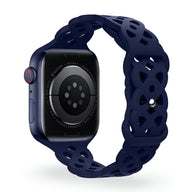 Bracelet Apple Watch en silicone bleu marine avec motif entrelacé et fermoir à bouton pression.
