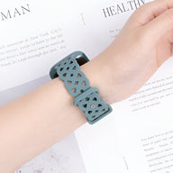 Bracelet Apple Watch Astra en silicone vert avec motif perforé et boucle ajustable.