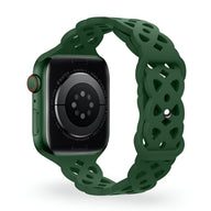 Bracelet vert foncé en silicone pour Apple Watch avec motif ajouré tressé.