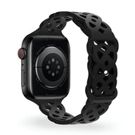 Bracelet Apple Watch en silicone noir modèle Astra avec design ajouré et boucle ajustable.