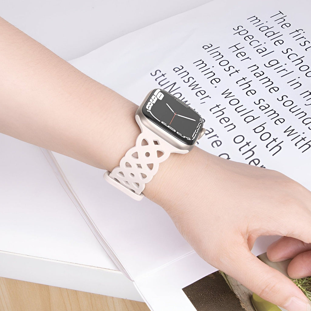 Bracelet Apple Watch en silicone beige clair avec motif ajouré, style mixte et moderne.