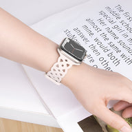 Bracelet Apple Watch en silicone beige clair avec motif ajouré, style mixte et moderne.