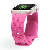 Bracelet Apple Watch en silicone rose avec motifs losange et fermeture ajustable.