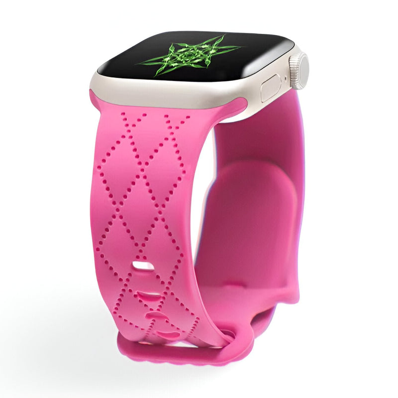 Bracelet Apple Watch en silicone rose avec motifs losange et fermeture ajustable.