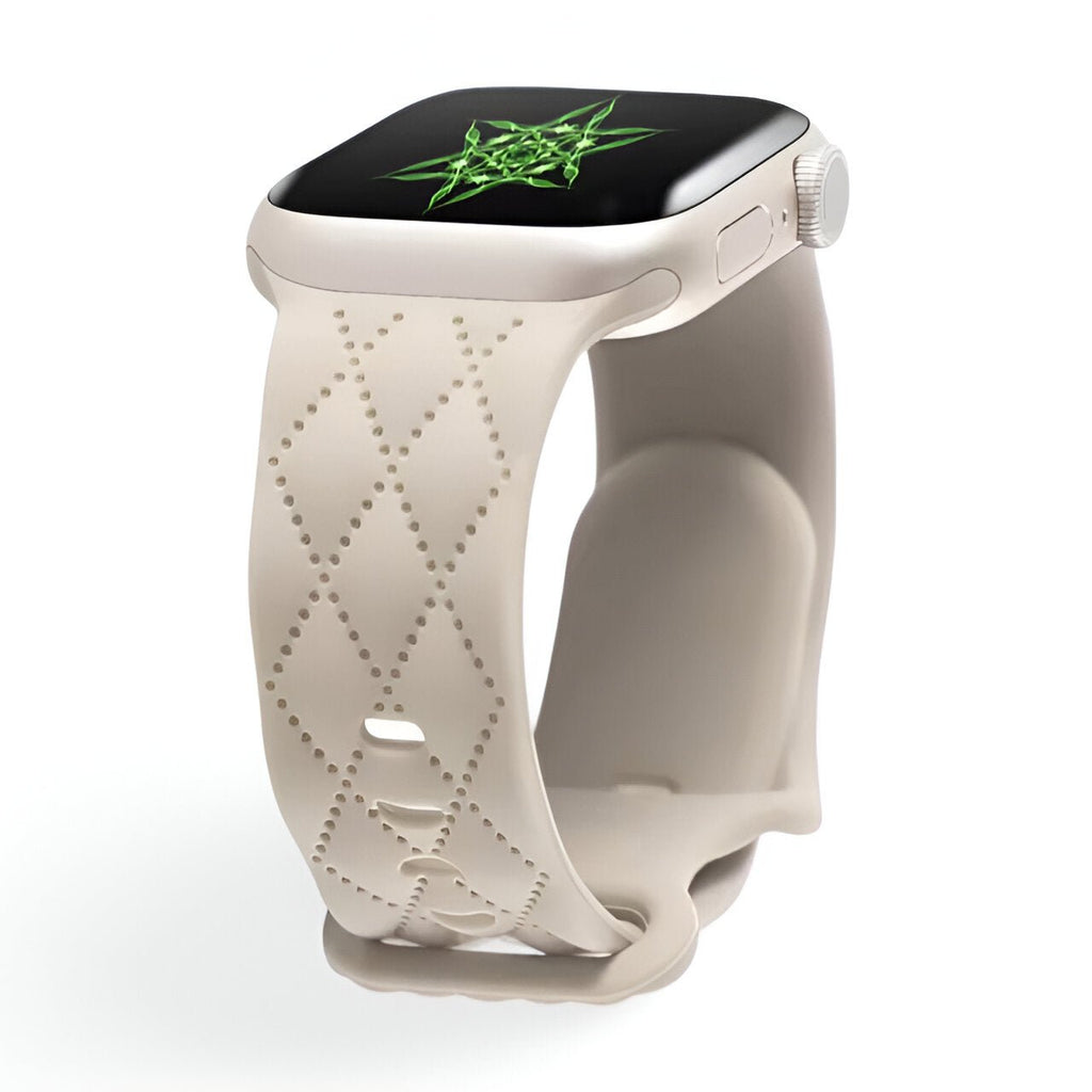 Bracelet Apple Watch en silicone beige clair à motif matelassé avec boucle ajustable.