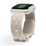 Bracelet Apple Watch en silicone beige clair à motif matelassé avec boucle ajustable.