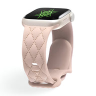 Bracelet Apple Watch en silicone beige clair à motif losanges perforés, modèle Caliope.