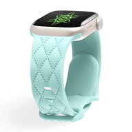 Bracelet Apple Watch silicone turquoise motif losanges matelassés, modèle Caliope.