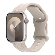 Bracelet Apple Watch Caliope en silicone beige clair avec fermoir ajustable et texture souple.