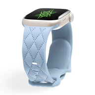 Bracelet Apple Watch en silicone bleu clair avec motif losanges et boucle classique.