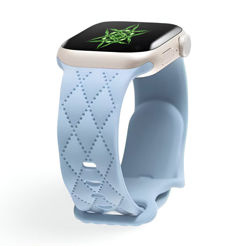 Bracelet Apple Watch en silicone bleu clair avec motif losanges et boucle classique.
