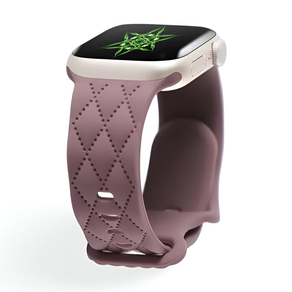 Bracelet Apple Watch en silicone pourpre avec motif losange perforé, style mixte.