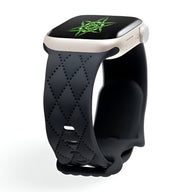 Bracelet Apple Watch noir en silicone avec motif losanges texturé, boucle à ardillon.