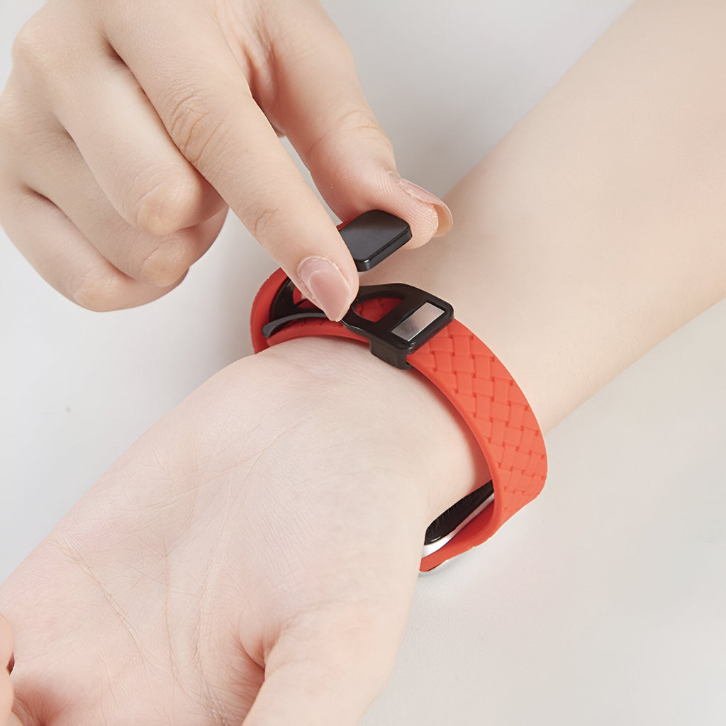 Bracelet Apple Watch en silicone orange avec boucle noire, ajustable et texturé.