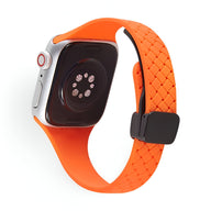 Bracelet Apple Watch en silicone orange, mixte, avec motif tressé, boucle noire ajustable.