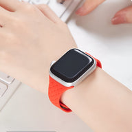 Bracelet Apple Watch en silicone rouge avec texture diagonale, modèle Feryn, taille 38-42 mm.