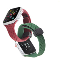 Bracelet Apple Watch silicone modèle Feryn vert et bordeaux avec boucle noire ajustable.