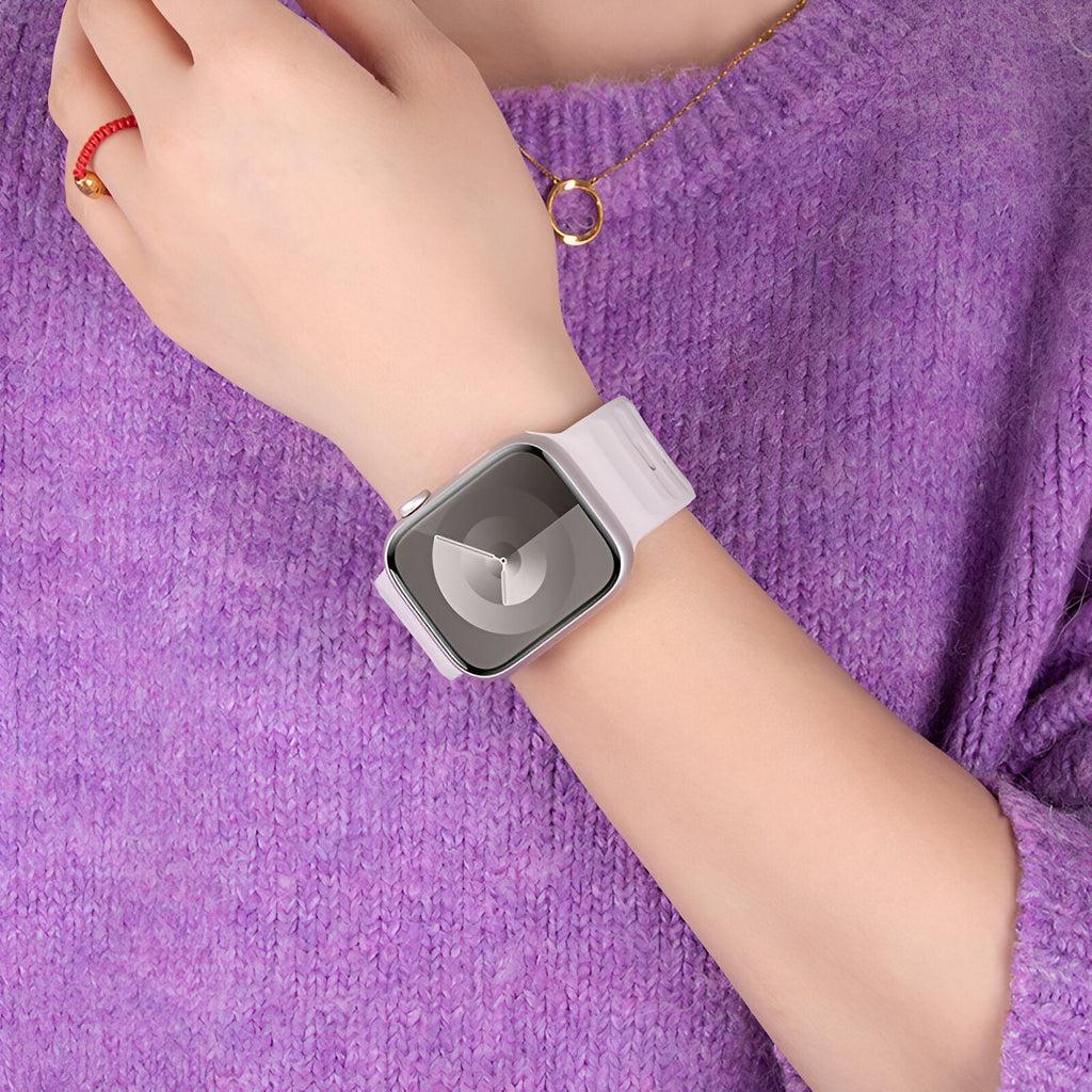 Bracelet Apple Watch en silicone beige clair, modèle Kylix, porté au poignet, style mixte.