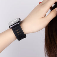 Bracelet Apple Watch en silicone noir, ajustable avec trous, design unisexe, modèle Kylix.