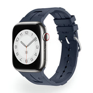 Bracelet Apple Watch en silicone bleu marine, style sportif, boucle argentée ajustable.