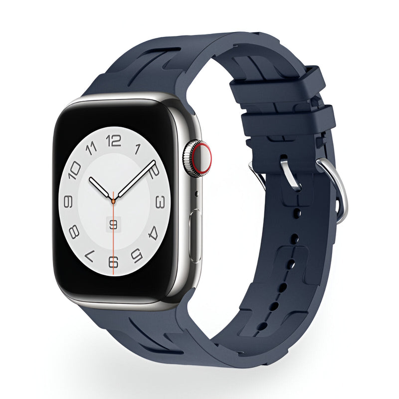 Bracelet Apple Watch en silicone bleu marine, style sportif, boucle argentée ajustable.
