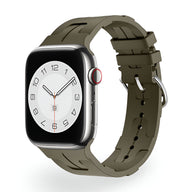 Bracelet Apple Watch en silicone kaki, design sport avec boucle classique en métal argenté.